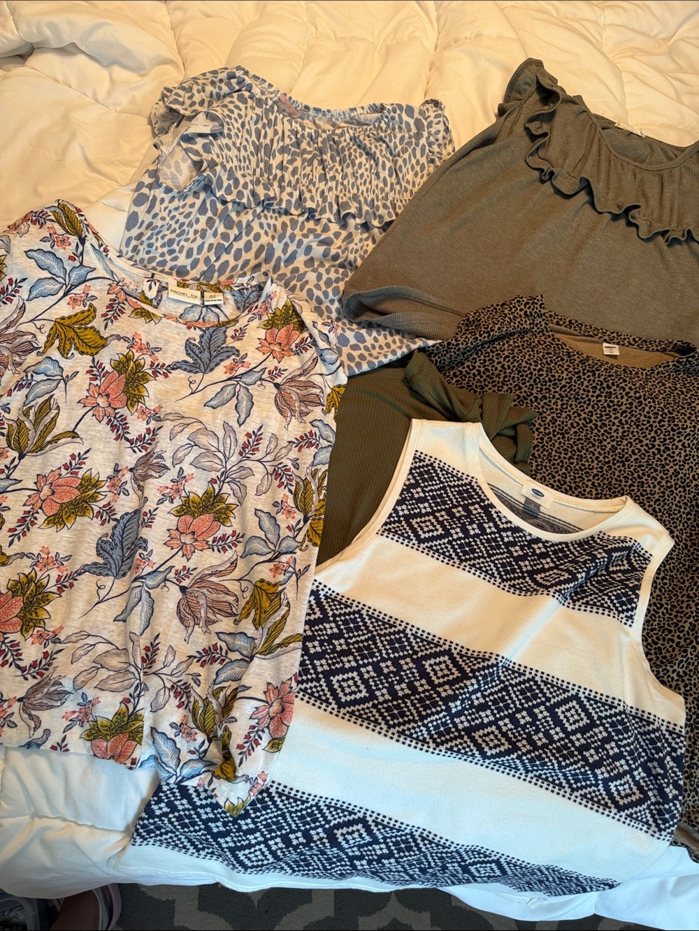 Women’s size Large - 6 blouse set. Great deal ✨⭐️